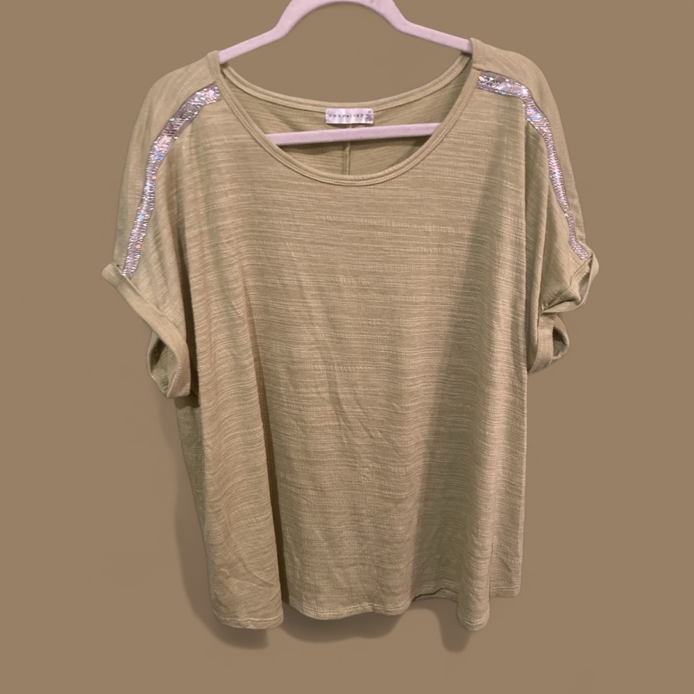 Retrology women’s green textured top with sparkly rolled sleeves. Size  3X